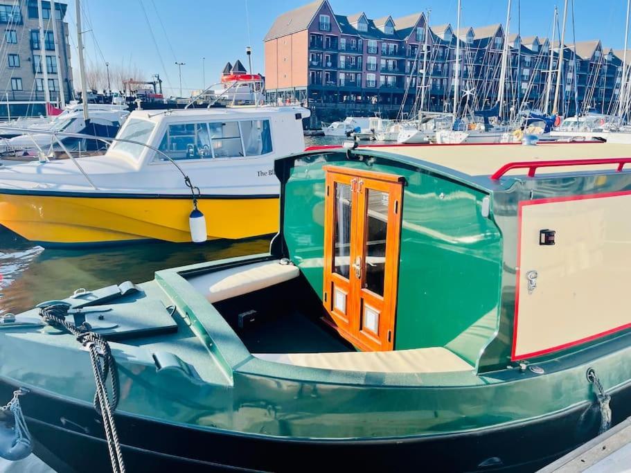 Lovely 2-bedroom Barge Brunswick Dock Liverpool! Botel *